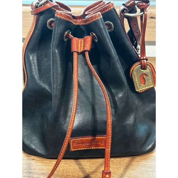 Dooney & Bourke Florentine Vanchetta Black Bucket Bag EUC - Picture 3 of 10